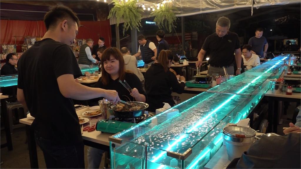吃流水蝦免出國！台中業者打造透明水道現撈現吃