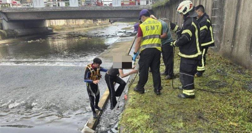 中壢老街溪驚見女子躺河床！路人嚇壞報警　她淡定喊「太熱了泡水消暑」