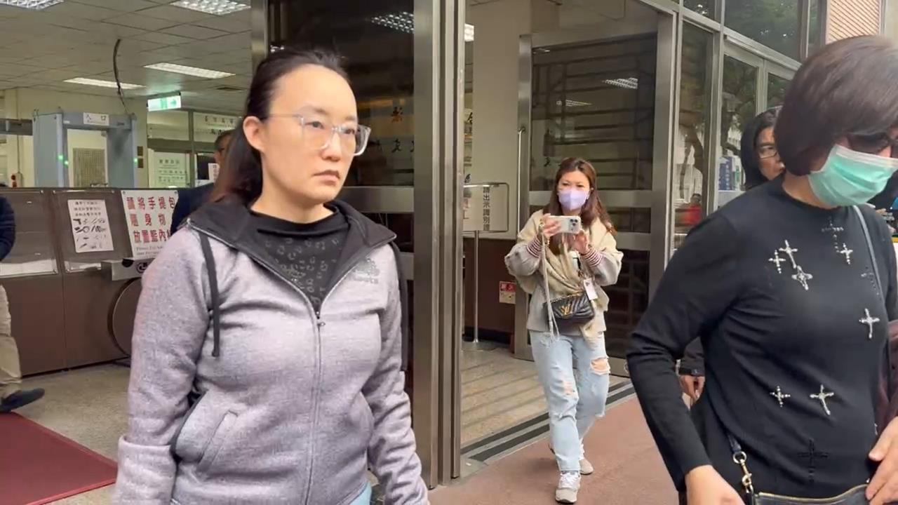 最新／遭收押21個月！「徐巧芯大姑」劉向婕交保　步出法院畫面曝光