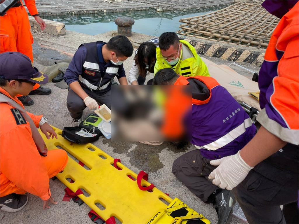 快新聞／金色休旅車突衝入嘉義布袋漁港 車內一6旬翁被救起無呼吸心跳