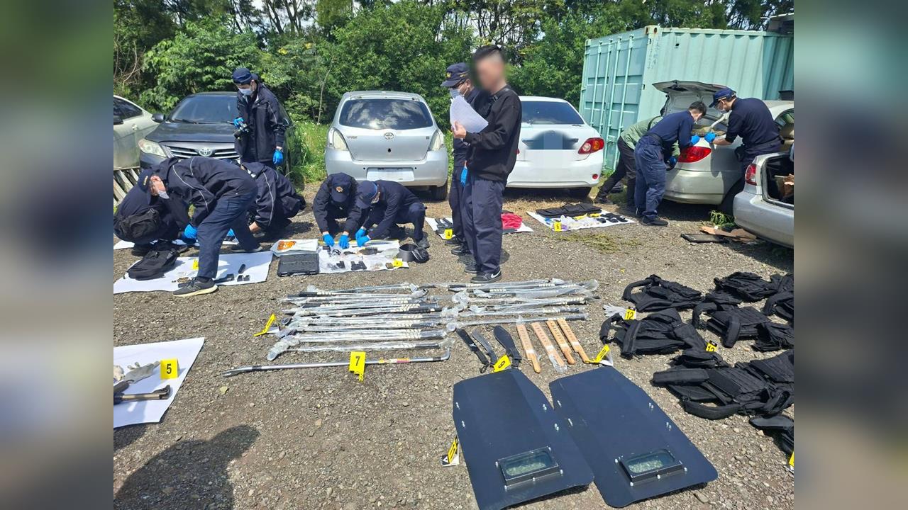 掃蕩幫派軍火庫！桃園查獲大量槍械逮5嫌　新屋破多個毒品分裝廠