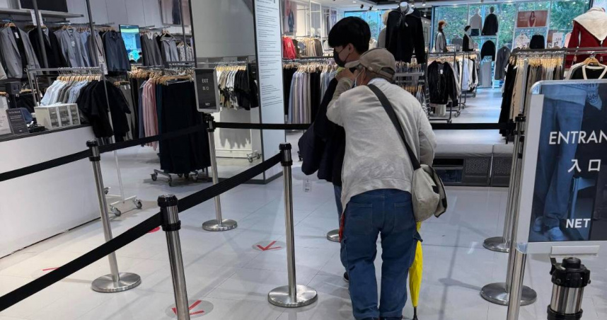 阿公行動不便NET店員當「人體拐杖」陪全程　萬人被暖哭：一定要加薪