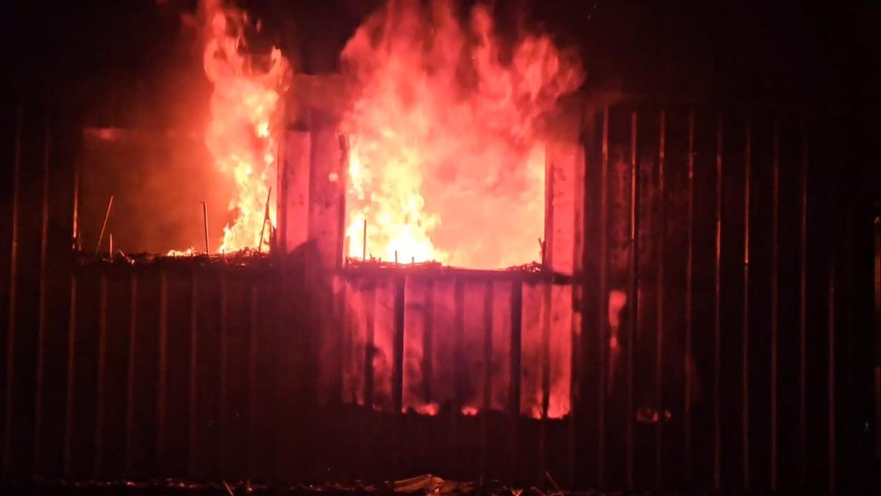 快新聞／基隆暗夜惡火！鐵皮屋「燙到發紅」　駭人景象曝光了