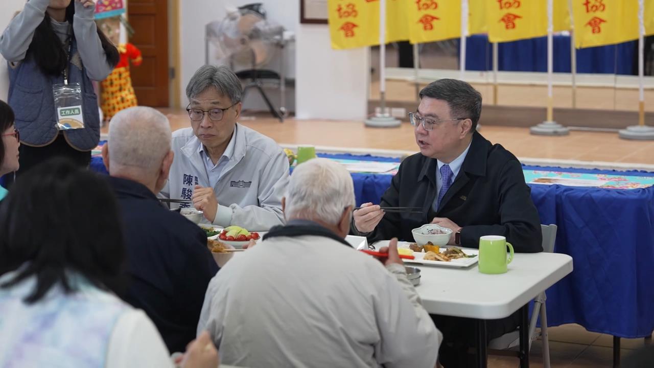 卓榮泰新春前夕跑透透！赴龍潭陪長者共餐　慰勉海巡發加菜金