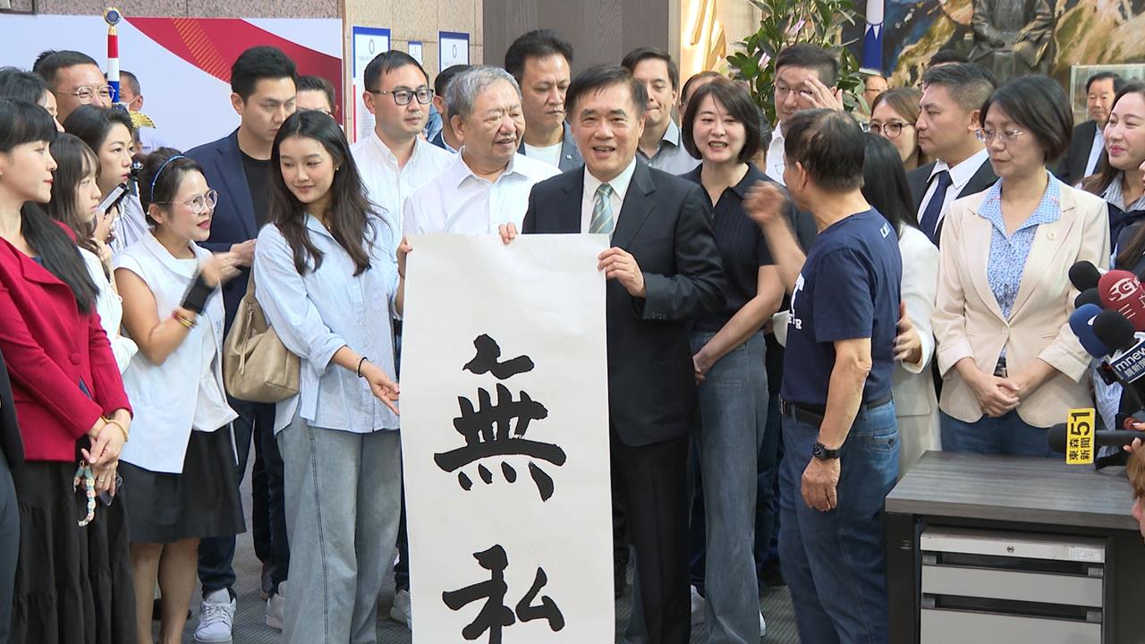 郝龍斌參選黨魁登記　張亞中支持者嗆「郝先生下台」