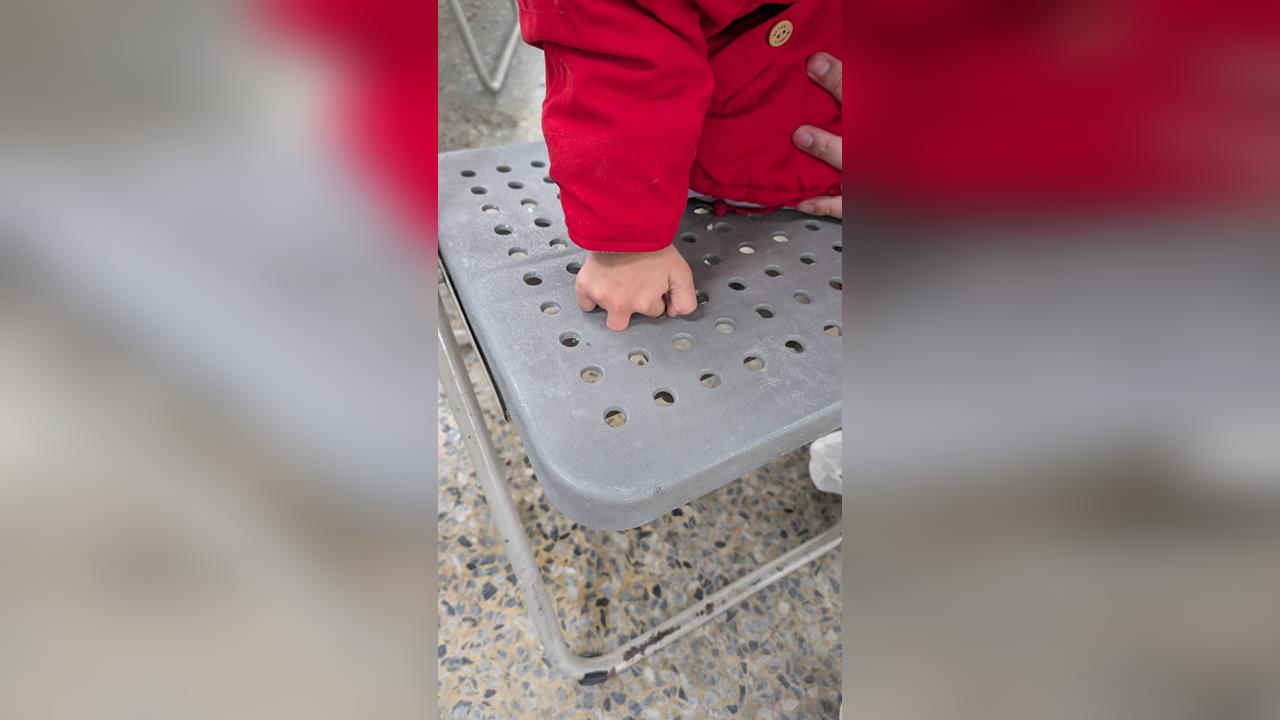 女童中指卡塑膠椅洞　嚎啕大哭　消防「連人帶椅」送醫拆剪