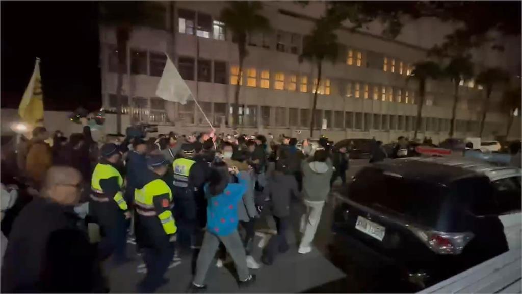 小草集結北檢引爆推擠　館長拿麥演說被警告違法