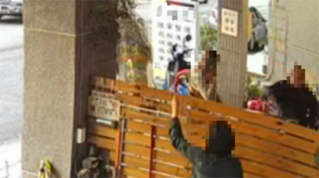 「招魂幡」事後隨手放鄰居圍牆邊　觸霉頭引爆口角
