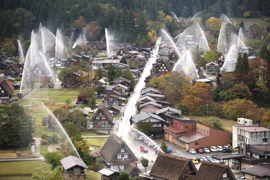 世遺合掌村秋季消防演練　巨大水柱齊發景象壯觀