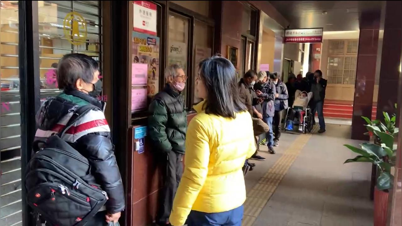 快新聞／馬年套幣開賣！價格史上最貴　民眾凌晨1點排隊瘋搶