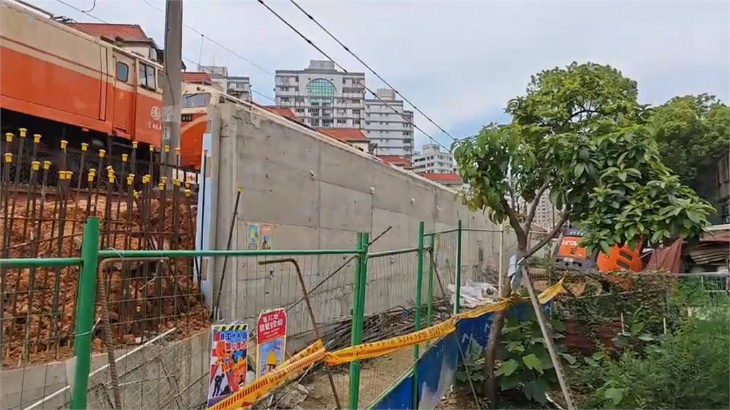 桃園平鎮鐵道局臨時站整地　挖掘機傾倒壓死人