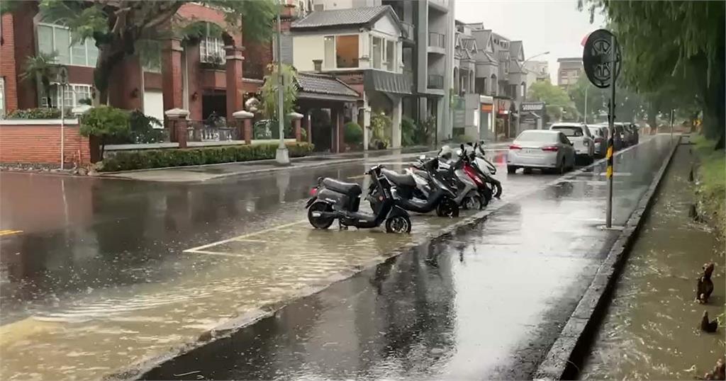 快新聞／午後大雷雨炸宜蘭　 羅東運動公園旁1/3車道積水