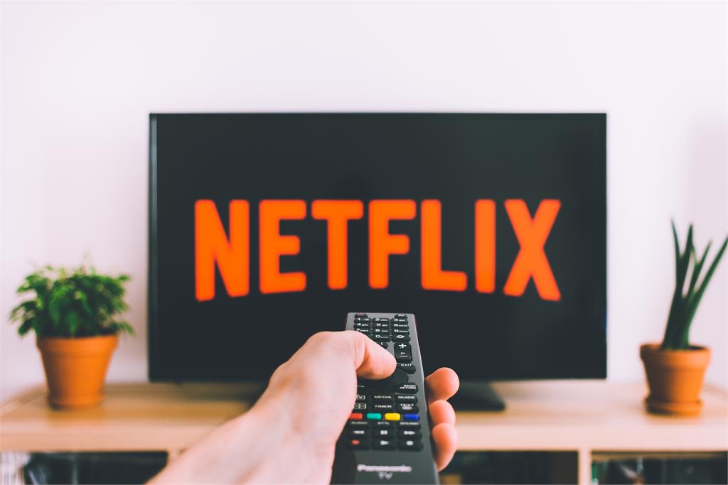 Netflix新規抓「共享帳號」需額外付費！官方：目前不擴及台灣