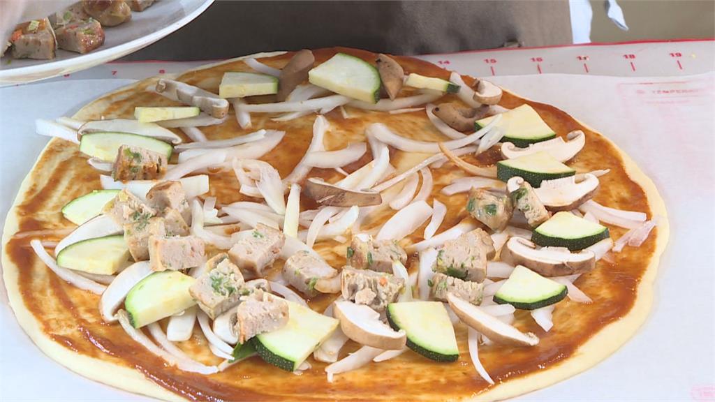鯊魚餅、松阪豬入菜 　創意披薩口味「超台」