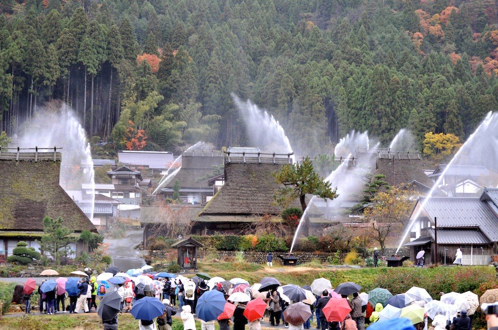 保護世界遺產！日本合掌村消防演練　近60台水槍輪番上陣