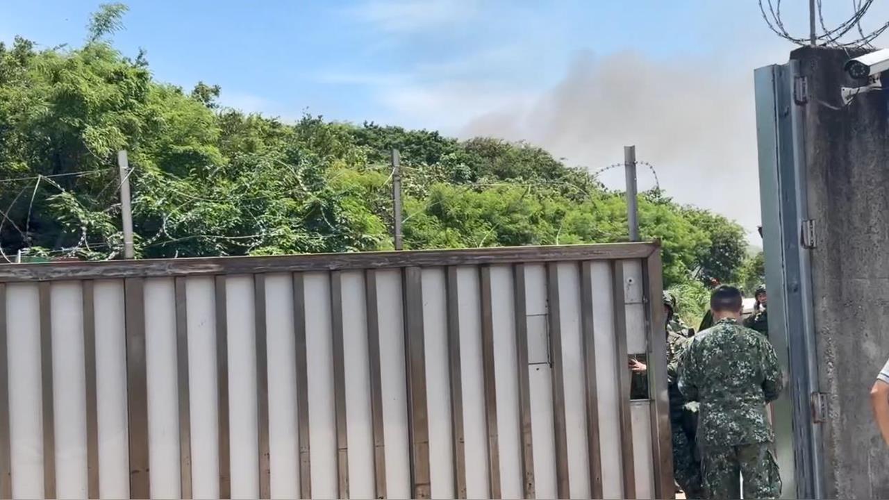 快新聞／黑煙直竄天際！新竹空軍基地驚傳爆炸　消防緊急出動駛入營區