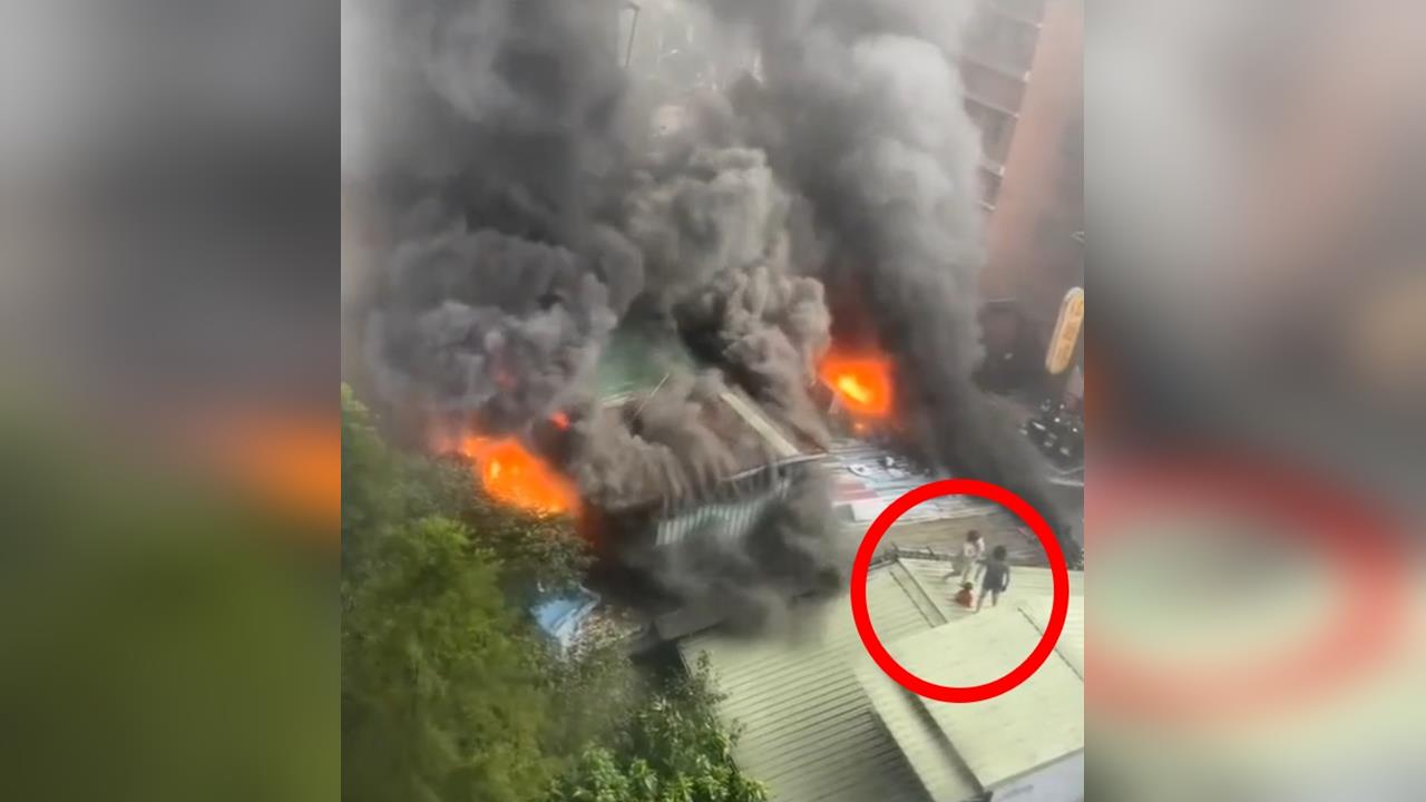 快新聞／木柵國中後方鐵皮屋竄大火　住戶爬屋頂求救「起火後房東詭異離開」
