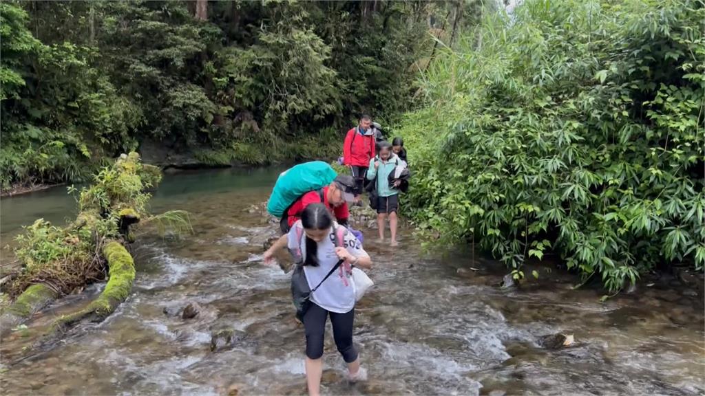 舞蹈結合美景背後血淚史　學生手腳起水泡、遭植物割傷