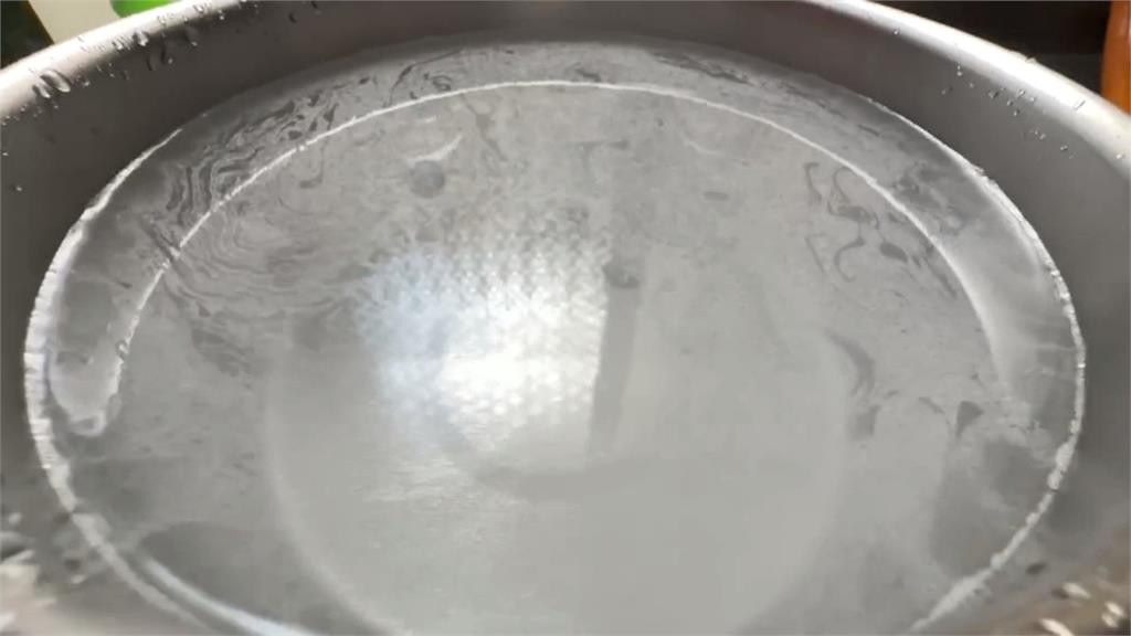 自來水變「牛奶水」　安啦！加壓過程產生氣泡
