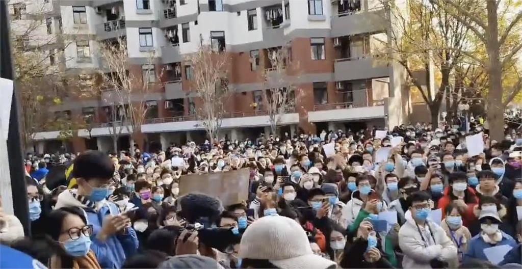 新疆封控大火奪走10命   中國50校大學生「高舉白紙」抗議  