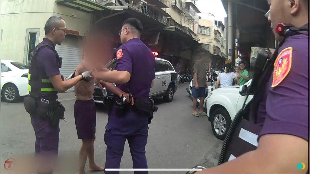 快新聞／太吵被鄰居抗議！　新北醉男持「雙刀」上門理論