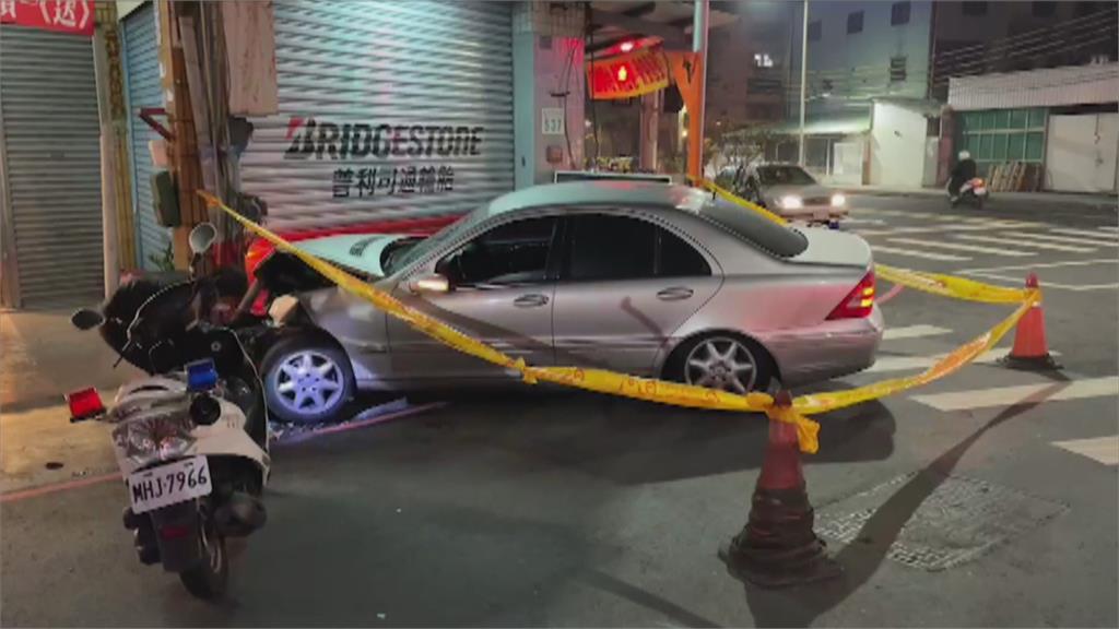無照男酒駕追撞2車肇逃　又失控衝進輪胎行落跑被逮