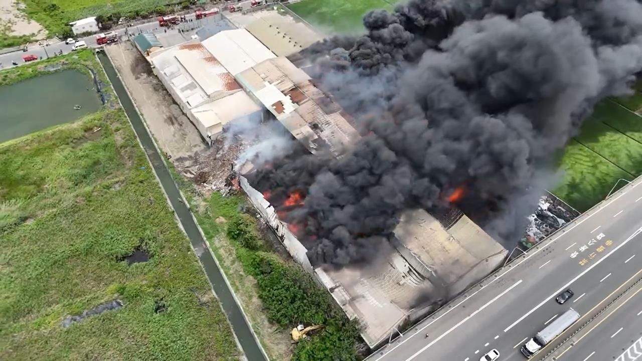 快新聞／彰化回收廠突爆火警！黑煙直竄天際「狂燒400坪」驚悚畫面曝光