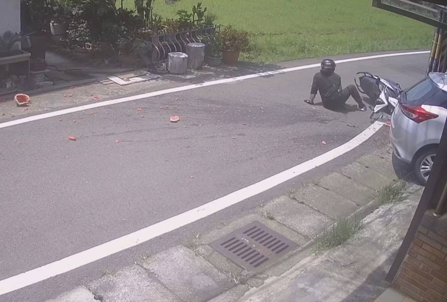通緝犯酒駕遭攔檢加速逃　自撞電線桿狼狽落網