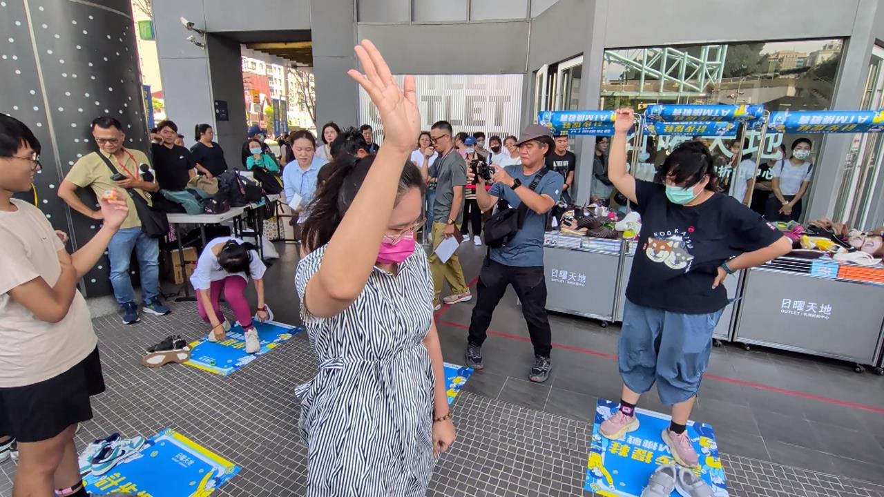 Outlet出奇招90秒「計步提鞋」挑戰　運動鞋免費帶回家
