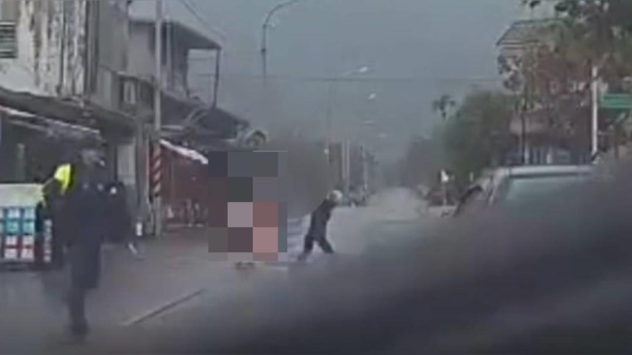 快新聞／太誇張！大馬路持斧頭鐮刀又「當街脫褲」　花蓮男酒後失控