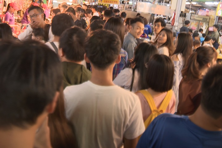 高雄青年夜市喬遷重開 遇連假人潮爆多