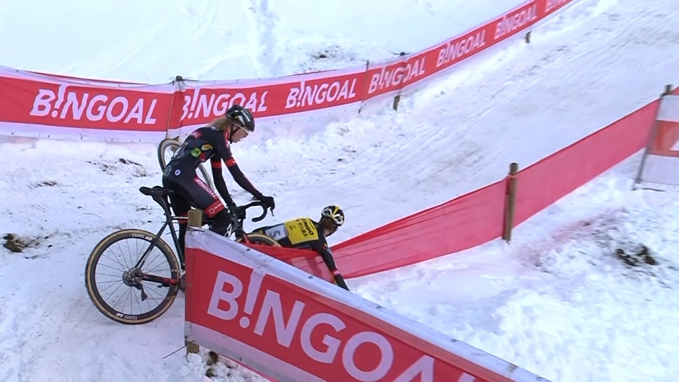 自行車越野世界盃雪地挑戰 男女組摔車兩樣情