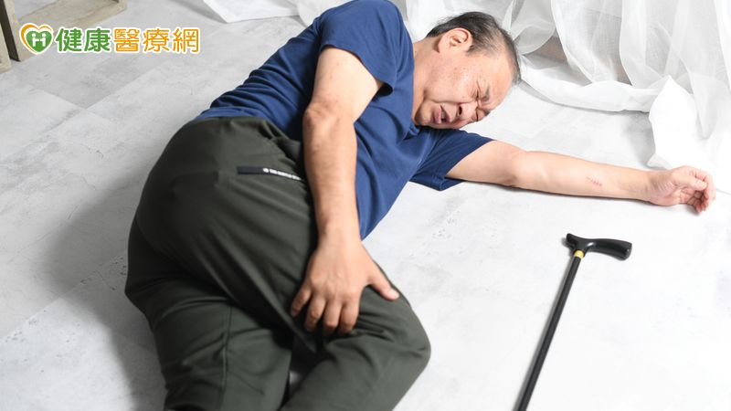 老翁一跌摔成相差逾4公分的長短腳　痛了一年才找出「這原因」惹禍