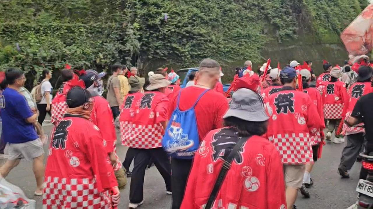 台南關子嶺不動明王踩街 200人換浴衣嗨翻