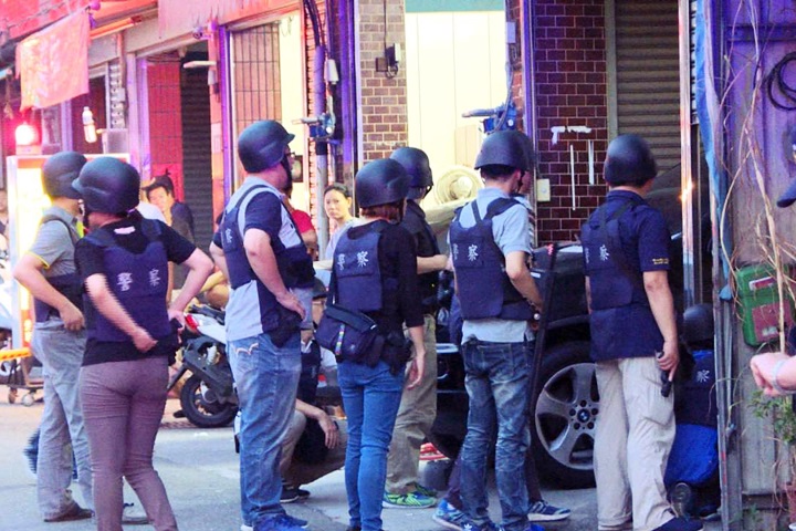 砰！醉漢失控開槍傷人 與警對峙近3hr