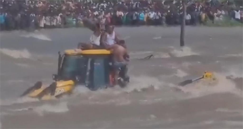 印度南部豪雨不斷 巴士被大水沖倒