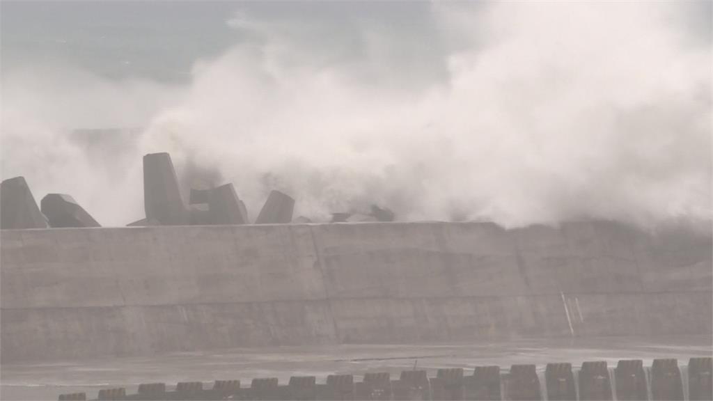 山竹颱風外圍影響 花蓮港掀6尺高巨浪