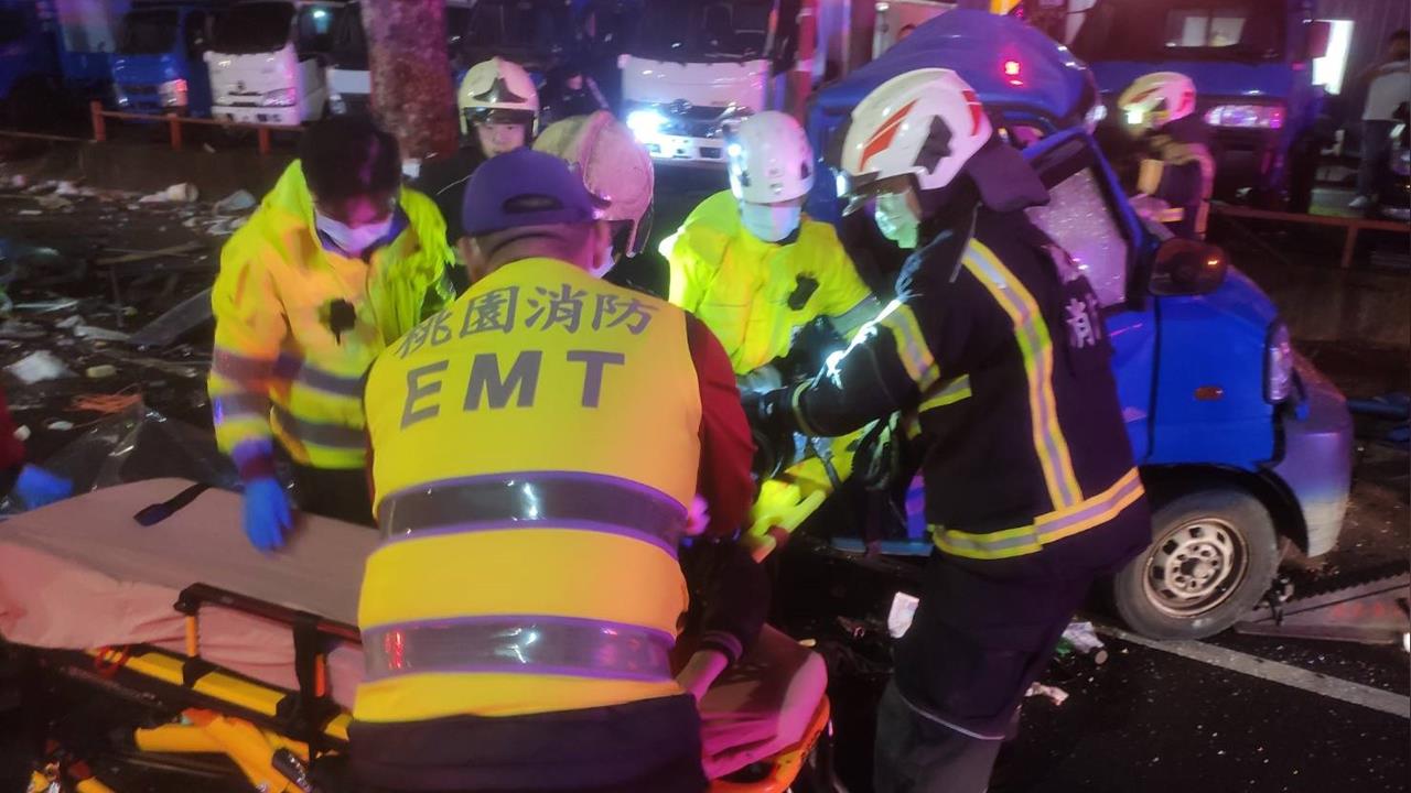 快新聞/悚!桃園龜山深夜「小貨車遭毒駕車擦撞」失控斷兩截 駕駛身亡