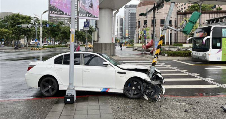 BMW板橋車站前自撞行人號誌桿！　46歲駕駛竟「從沒考過駕照」