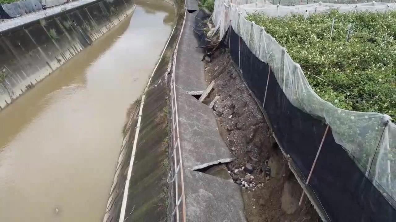 不敵大雨塌陷！大寮三合院屋頂崩落　大社護堤嚴重傾斜