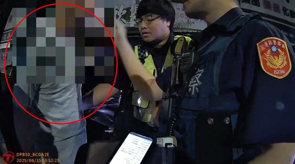 快新聞／休旅車突停路口！駕駛不服取締失控吼警、搶駕照全都錄