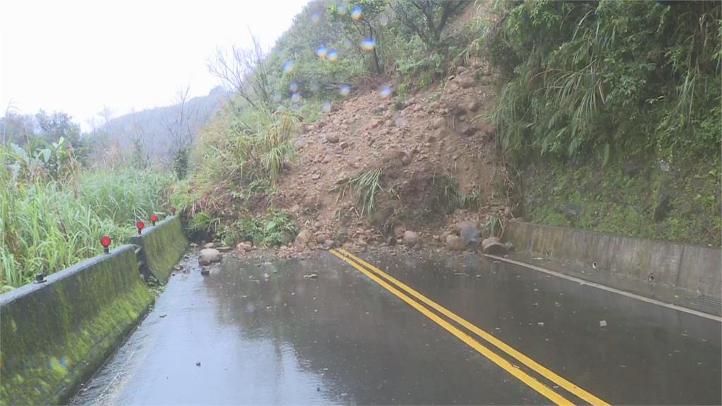 豪雨不斷！新北102縣道崩塌中斷 幸無人傷