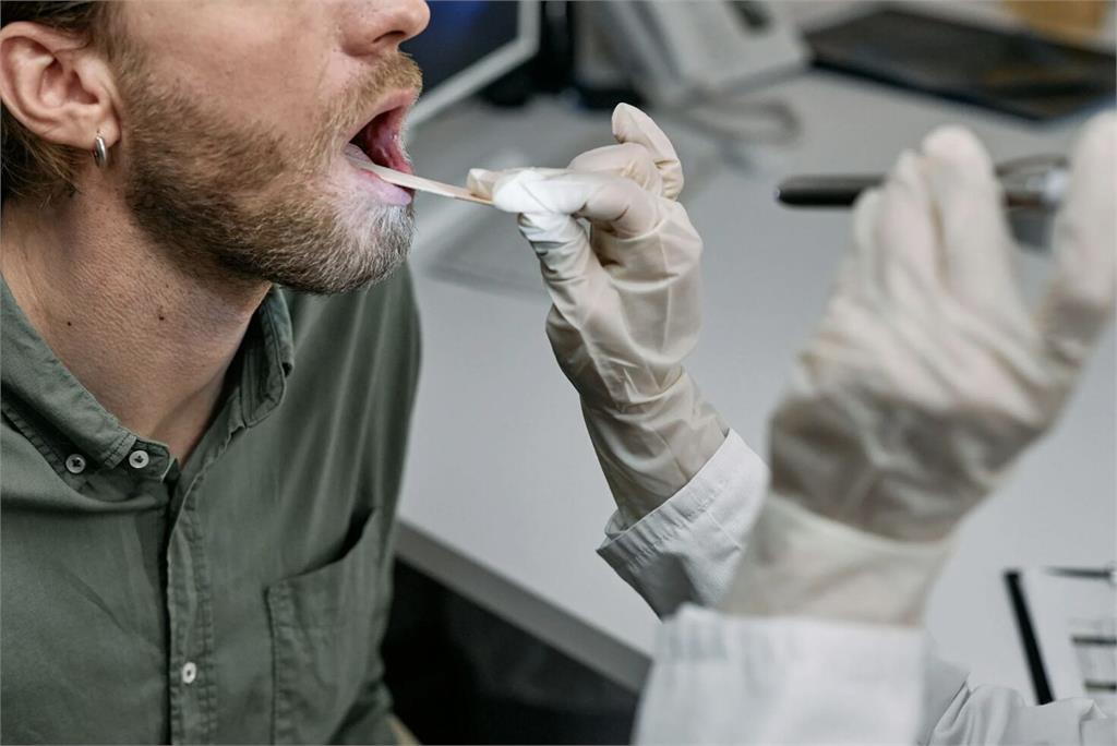 「講話變費力」竟是身體大麻煩！   聲帶麻痹恐釀吞嚥呼吸困難