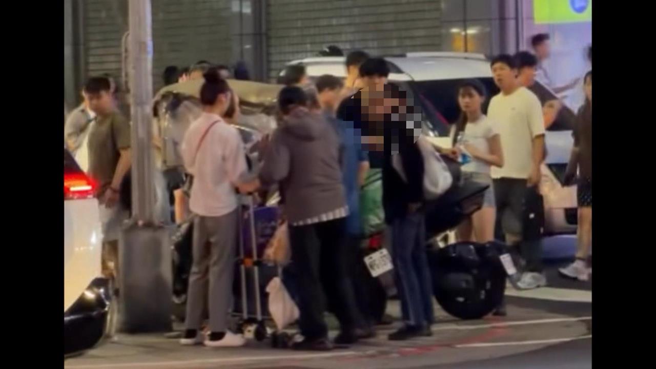 遛狗驚魂!翁看狗可愛想摸遭飼主制止 竟爆氣扛腳踏車砸