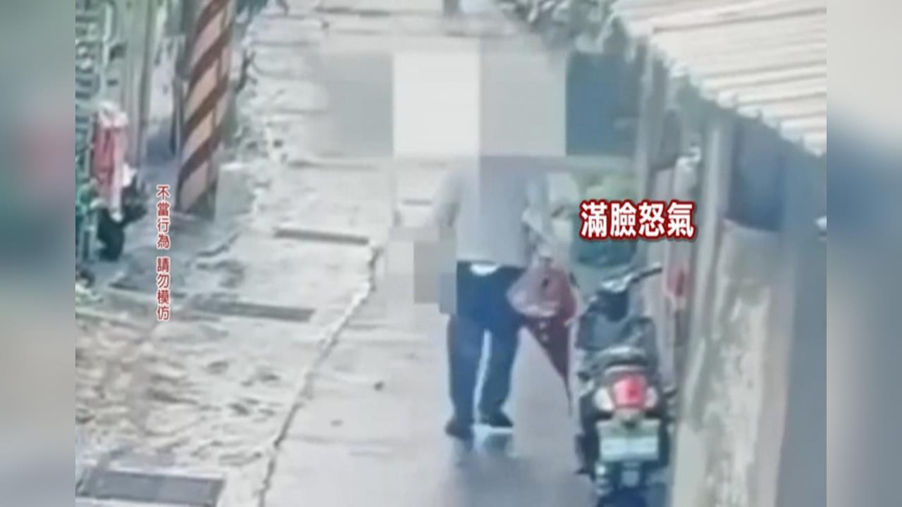台北街頭鬥毆！　「窄巷內手臂碰撞」　男毆打路人、持刀恐嚇