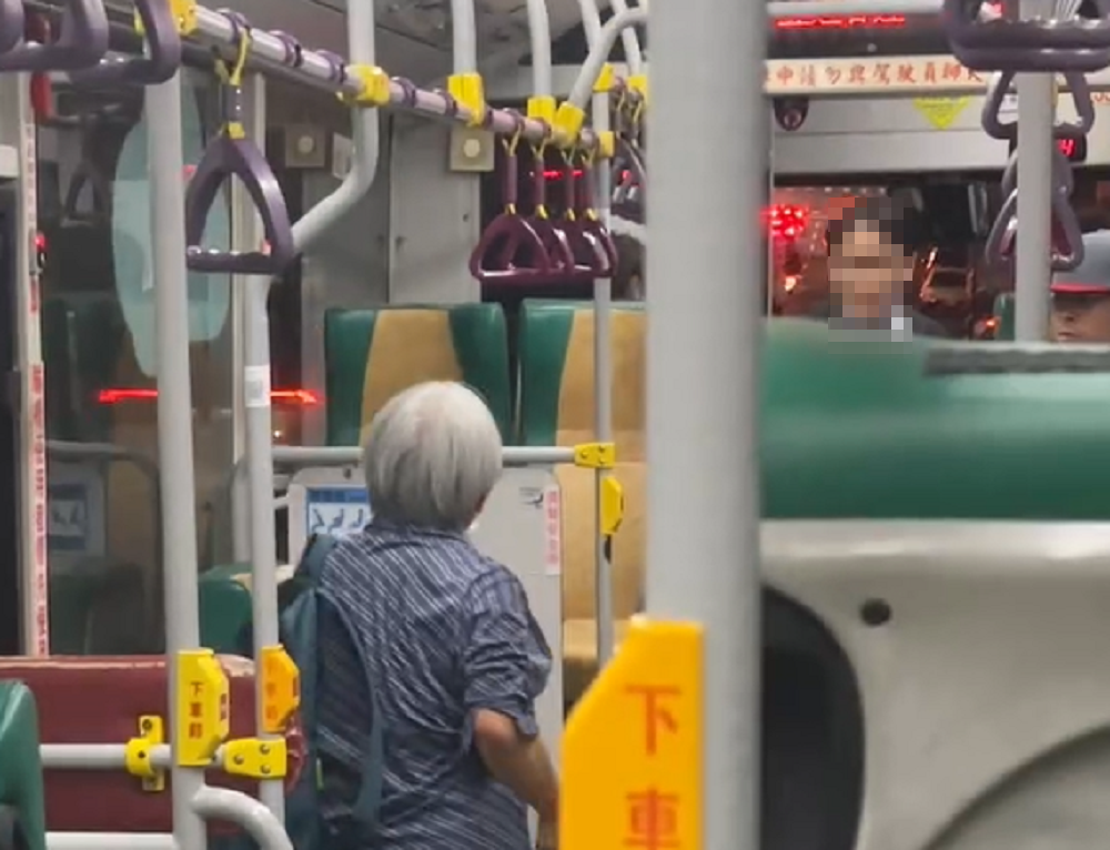 【有片】龍潭7旬婦搭公車暴怒 與司機吵架場面超火爆