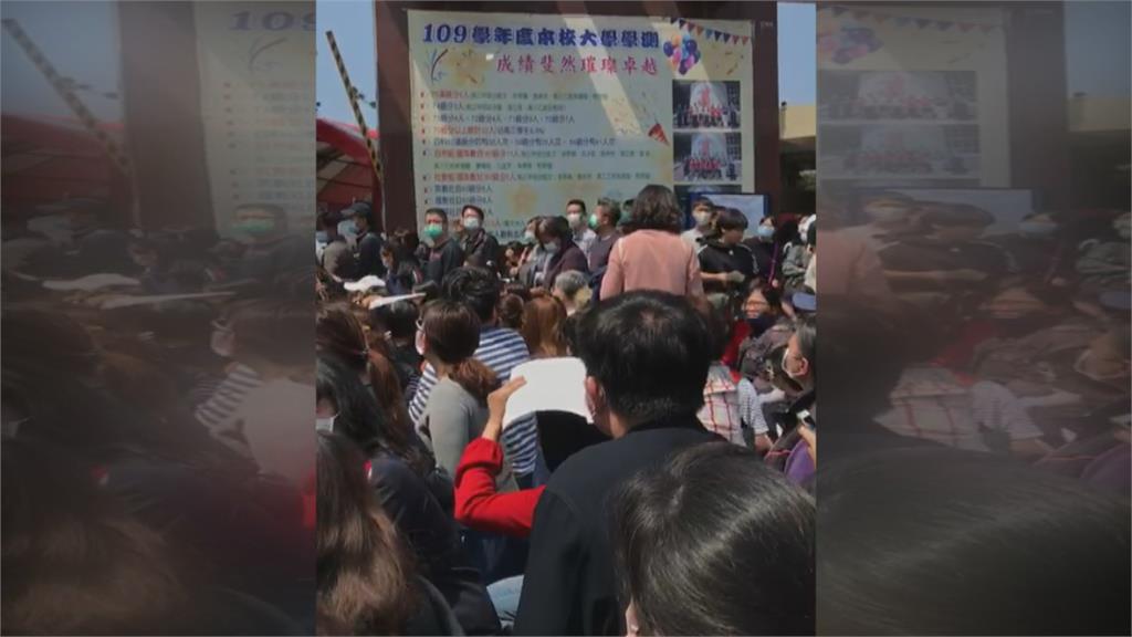 禁陪考 　台中衛道中學接送人潮擠爆　 家長怒