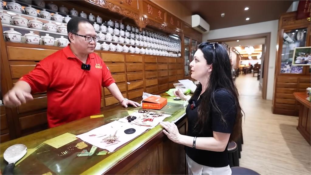 沒嚐過的味道！英國YTR開箱中藥料理餐廳　一喝湯狂讚：沒辦法停下來