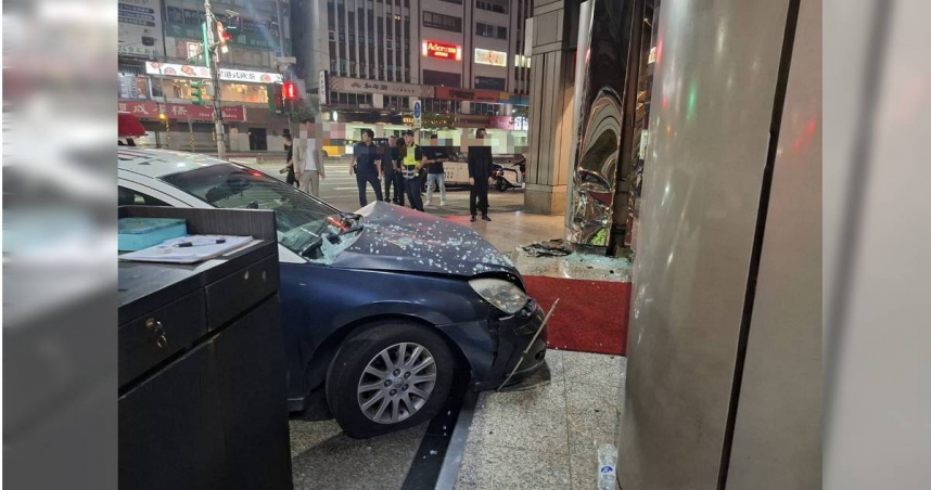 疑煞車失靈！北市警車猛撞大樓大門　2路人遭波及