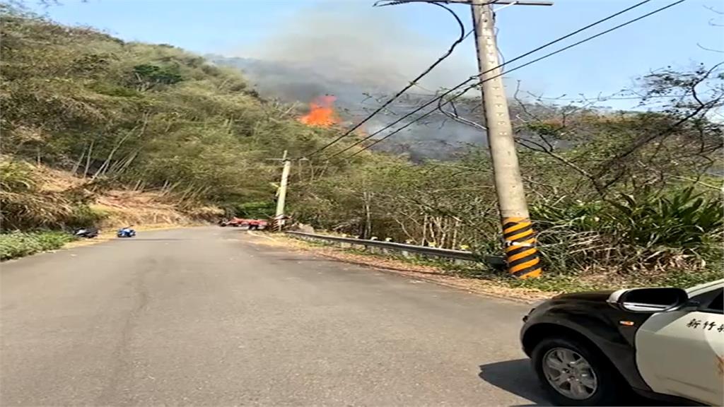 尖石60-1縣道雜草火警 蔓延引發山林火警